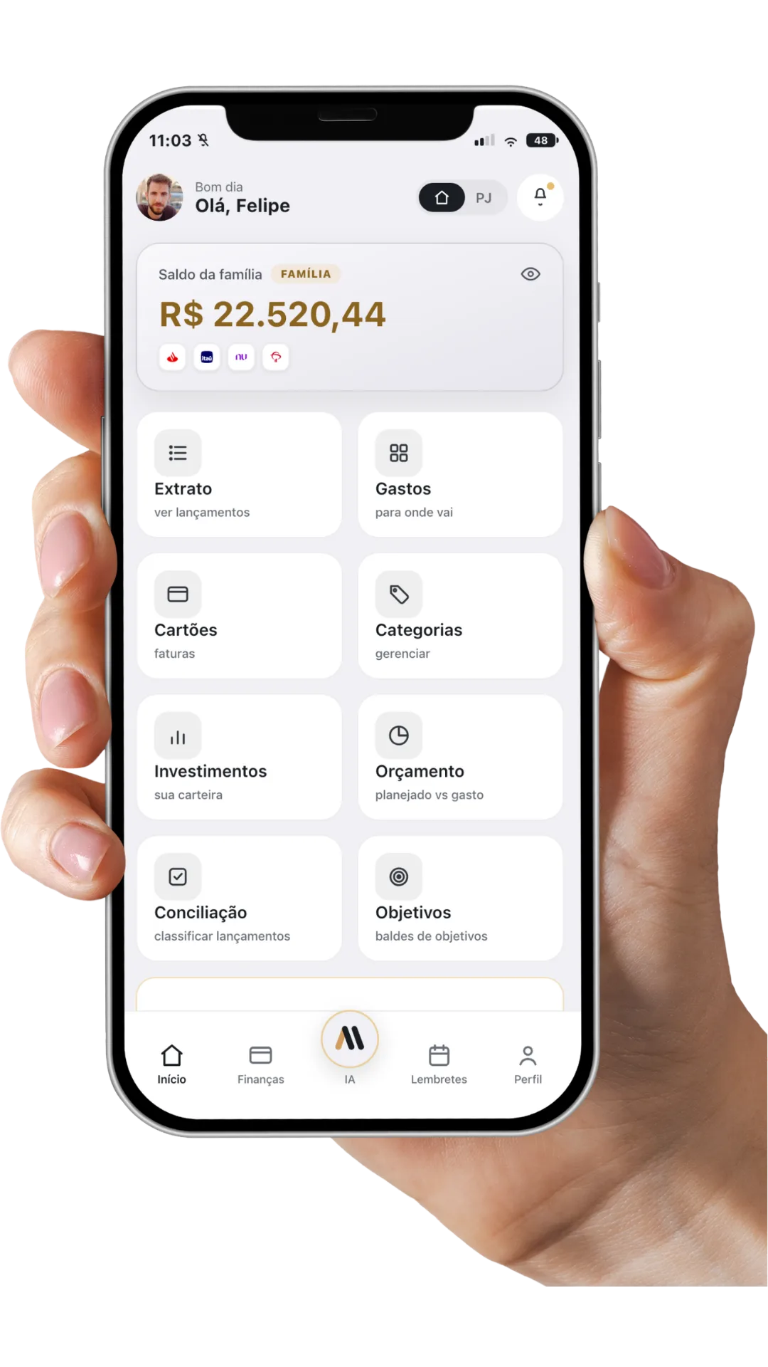 Celular na mão com a tela inicial do aplicativo da ALL: saldo da família e os atalhos de extrato, gastos, cartões e objetivos