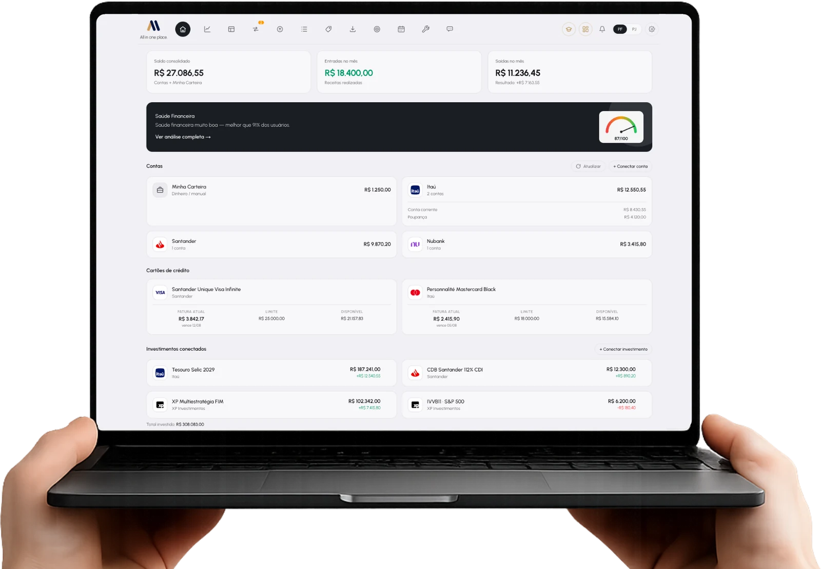 Pessoa segurando um notebook com o portal da ALL aberto, mostrando saldo consolidado, contas, cartões e investimentos