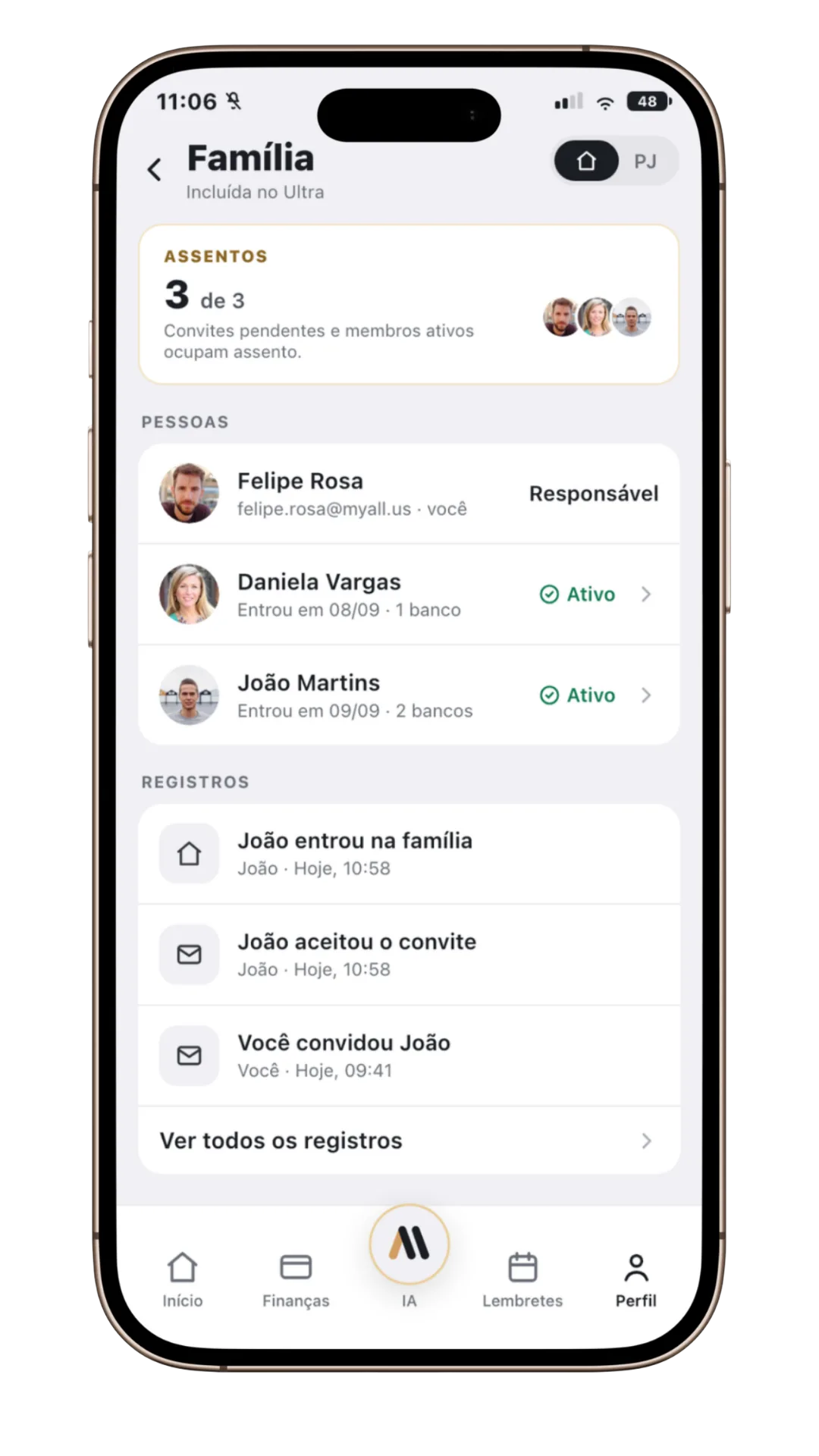 Celular com a tela Família do aplicativo da ALL: três pessoas na família, os assentos e o registro de atividades