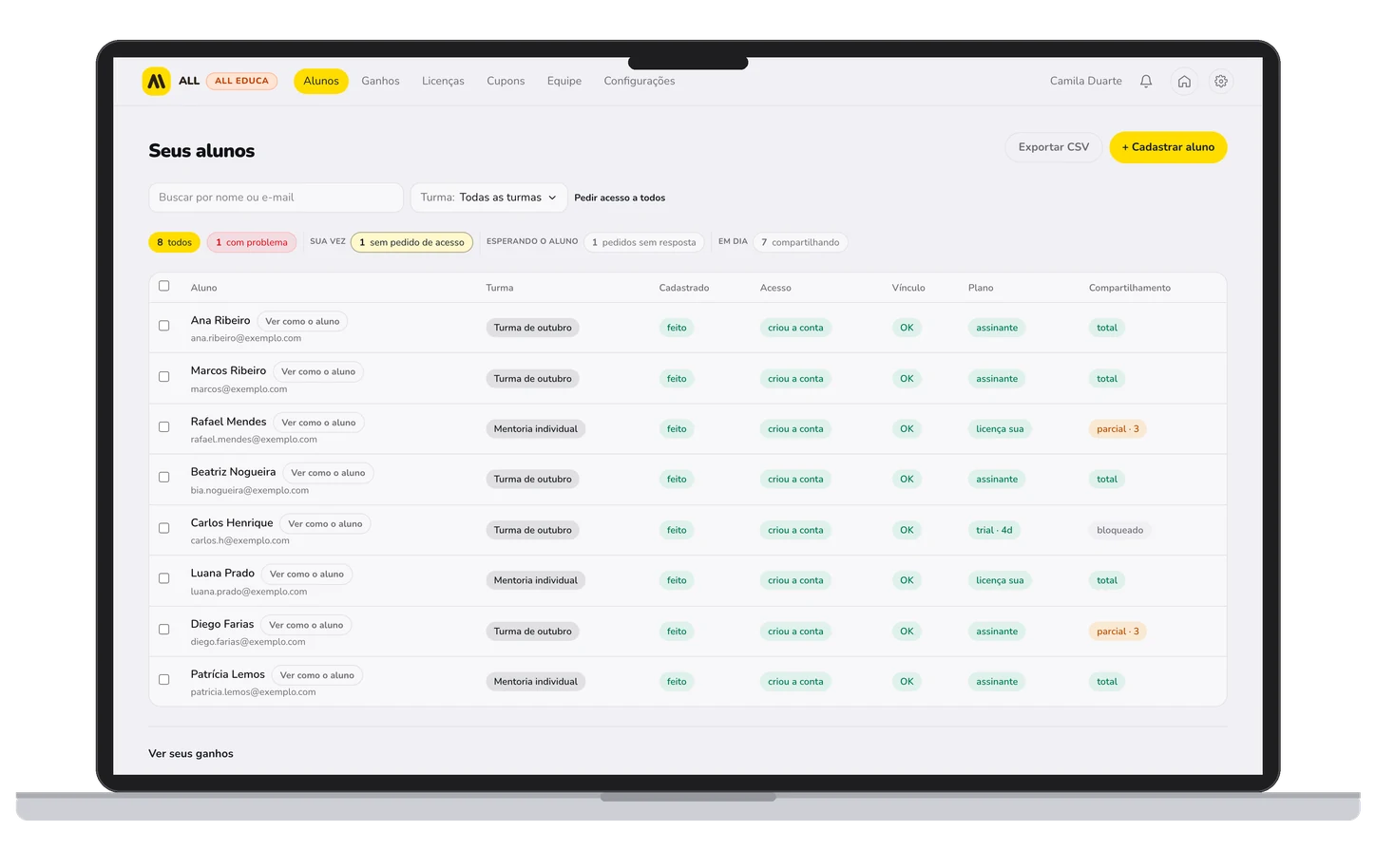 MacBook com o painel do educador na ALL: a lista de alunos com turma, acesso, plano e compartilhamento