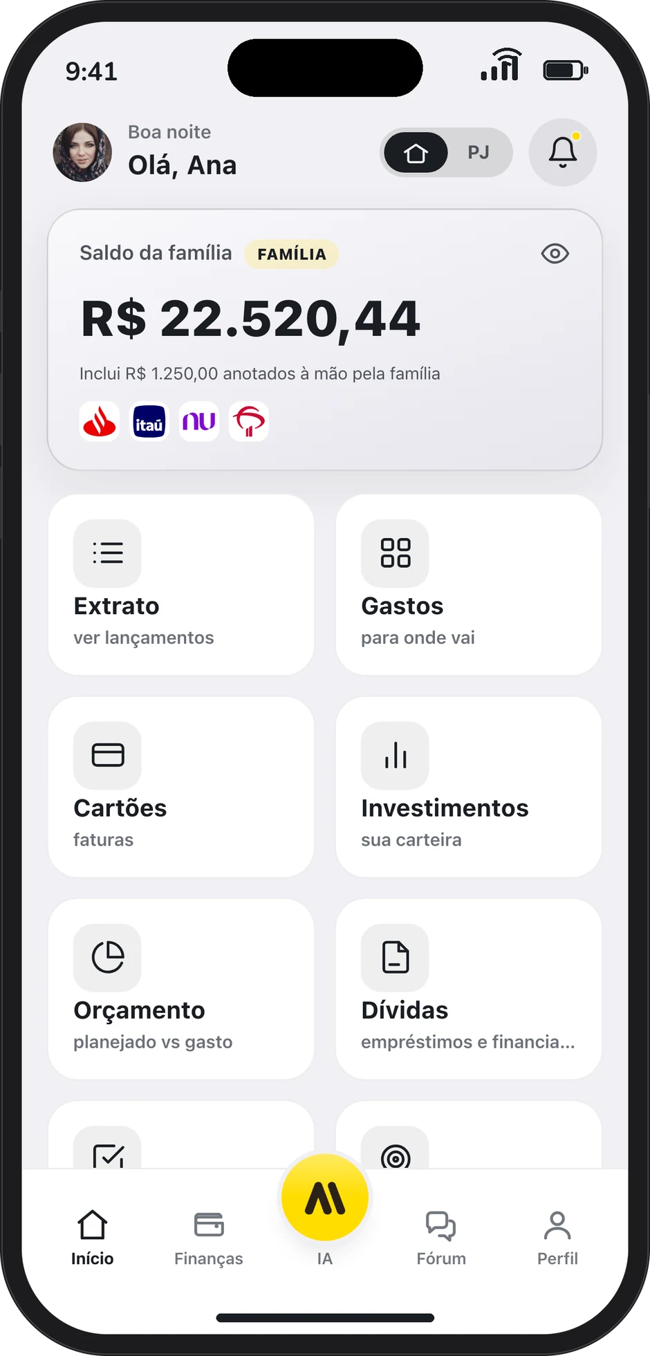 iPhone com a tela inicial do aplicativo da ALL: saldo da família, os bancos conectados e os atalhos de extrato, gastos, cartões e orçamento